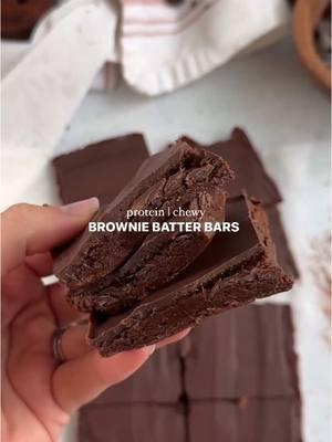 Protein but make it fun chocolate bars 🤎🫶🏼😍  Search brownie batter bars on the blog #proteinbar #proteinsnacks #proteinsnack #nobake #nobakedessert #caitlinstable #easysnack #easysnackideas #homemadeproteinbars 