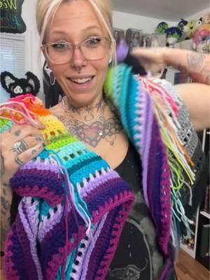 Let’s pretend we don’t see those ends.. and ONLY SEE HOW PRETTY IT IS! 🖤🌈 #crochet #behindthescenes #wildoleanderhoodedscarf #hoodedscarf #thneed 