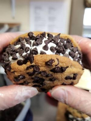 Chipwich #vanilla #softserve #icecream #joesdairybarandgrill #joesdairybar #yum #cookiesoftiktok #icecreamsandwich #cookiesandwich #cookie 