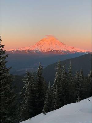 A winter sunset at Mt. Rainier ❄️✨ #washingtoncheck #hiketok #mountainview 