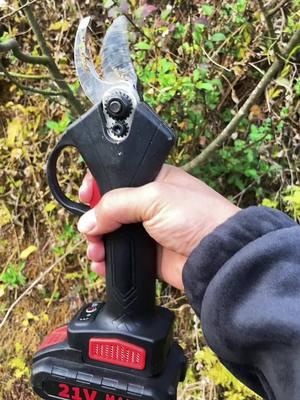 Since having this electric trimmer, the work efficiency has really improved a lot.#TikTokShop #foryou #us #shipping #electricpruningshears #tiktokgoodstuffrecommendation #landscaping #plant 