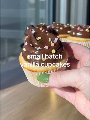 small batch vanilla cupcakes! with chocolate French buttercream!! #smallbatchcupcakes #vanillacupcakes #frenchbuttercream #birthdaycupcakes #smallbatchbaking 