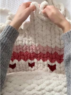 The perfect little details added to a baby blanket for valentines! ❤️  #howto #chunkyyarn #chunkyknit #DIY #handknit #blanket #ValentinesDay #valentine 