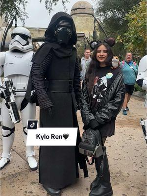 #kyloren #starwarsgalaxysedge #batuu #disneyland #galaxysedge #disneyparks #starwars #anaheim #disneylandoutfit #batuuwest #firstorder #diseylandresort #disneytok 