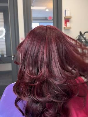 This color 🫦🍷  #wineredhair #blowoututorial #blowout #hairstylist #softihair #redhair #redhairinspo #redhair #wineredhaircolor #hairtok @Matrix @framar @schwarzkopfprofessional @L’Oréal Professionnel 