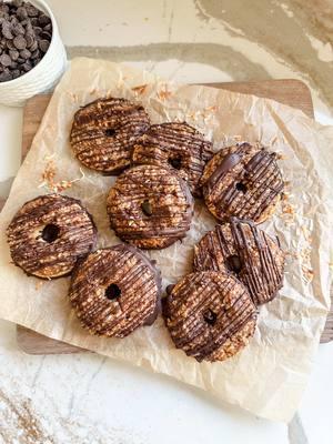 don’t evennnnn try to fight me on this- HEALTHY HOMEMADE SAMOA GIRL SCOUT COOKIES (arguable the best of the bunch) 😉🍪 I whipped up a homemade version that’s gluten-free, vegan, and refined sugar-free, but still just as dreamy as the original. Think caramel, chocolate, coconut, and that perfect crunch... all made with simple ingredients. Shortbread 1 cup almond flour 3 Tbsp pure maple syrup Date Caramel 1 cup medjool dates, pit removed Toasted Coconut 1 cup shredded coconut, toasted Dark chocolate layer 3/4 cup vegan or regular dark chocolate chips 1 tsp coconut oil PLEASE VISIT MY WEBSITE FOR FULL DETAILS! Lovelydelites.com Who’s adding these to their must-bake list? These have been a fan favorite since 2019 and I hope you try them! And yes, I’ll share my versions of the thin mints, tagalongs and adventurfuls in the coming weeks. Anything else I need to add to the list? SAVE this one, SHARE it with your friends and TAG me when you try! #girlscoutcookies #samoacookies #refinedsugarfree #healthycookies #healthydessert 