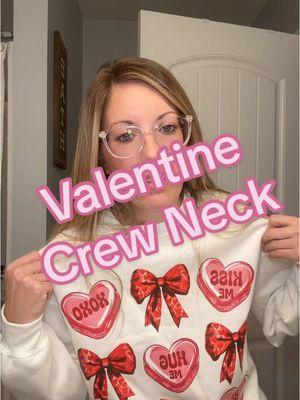 💌 So cute!  #ValentinesDay #valentinesweatshirt #crewneck #comfy #vdaysweatshirt #valentinesdayshirts #gilden 