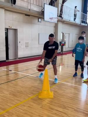 Details matter—no reckless cone drills here: 1️⃣ First 2 changes = skips (inside foot hook for direction) 2️⃣ Next 2 changes = anchored steps (feet stay grounded) Master these to stay under control off the dribble. Add it to your workouts! 🏀✨ #HoopStudy #BasketballTraining