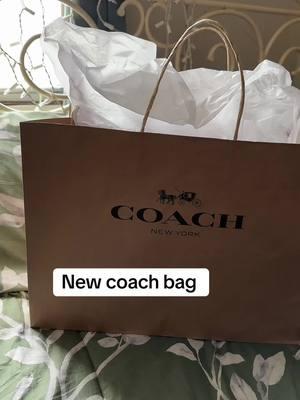 S/o to my sister my new bag🙂‍↕️ I’ve had my eye on this one for a min #coachbag #coach #bag #purseunboxing #bdaypresent 