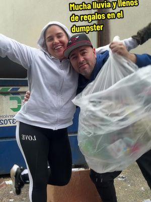 Día de mucha lluvia pero felices de estar aquí con ustedes en los dumpster rescatando muchísimas cosas nuevas 😱✊🇺🇸#fyp #usa🇺🇸 #fypシ #dumpsterdadreal #dumpsterdiving #tiktokviral #tiktokviral #viralvideo 