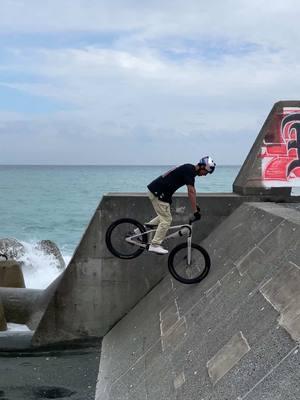 they see a beach, we see a challenge 🫡 @TOMOMI 忍者ライダー #trialsbike #trialbiking #trialsbiking 