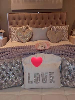 #blissysilkpillowcase #mulberrysilkpillowcase #silkpillowcase #skincare #haircare #glambedroom #ValentinesDay #fyp #blissy #hairgrowth #comforterset #throwblanket #blingpillows #rhinestonepillows #fyp 