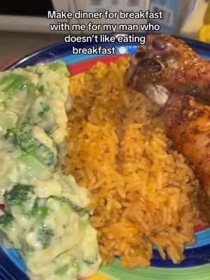 Dinner for breakfast: yellow rice, baked chicken & cheesy broccoli #dinnerforbreakfast #fyp #youngmomsoftiktok #repost 