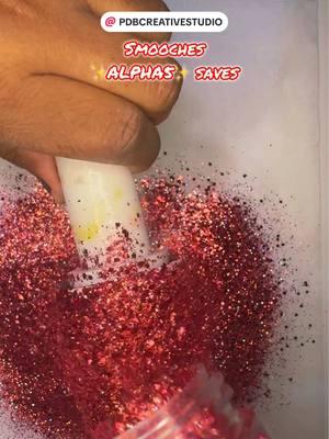 Such a vibrant red glitter! #alphaomegacreationsbc #pdbcreativestudio #crystalactumbler #glittertumblers 