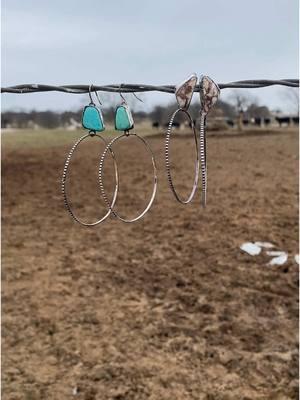 Bringing back my favorite hoop earrings. Will be in the next drop 💌🛒 #rockinkcompany #stampedjewelry #westernjewelry #smallbuisness #handmade #turquoisejewlery #silversmith #beginnersilversmith #turquoisejewlery 