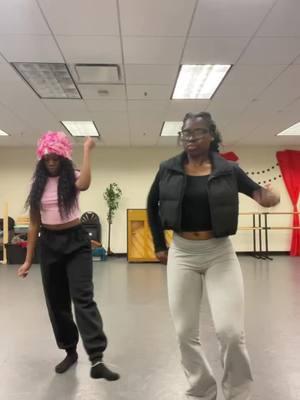 pov: us dancing after seeing tiktok is back! #dance #afrobeats #afrochique #fyp #pourtoi #congolesetiktok  dc:  @Andrés Borja 