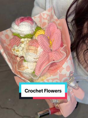 I need to get my girl this for Valentine’s Day 😍💐 #fyp #fypシ゚viral #flowerbouquet #crochetersoftiktok #foreverflowers 