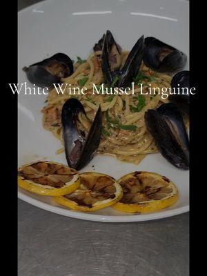 White Wine Mussel Linguine   #sien_thechef #chefsien #sienthechef #nyc #mussels cken #comfortfood #Foodie #food #fy #fyp #fypシ #italian #blackchef #blackchefsnetwork #traveling #privatechef #travelingchef #privatechef #nyc #catering #blackownedbusiness #seafood #americantiktok #pasta 