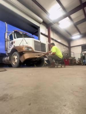 Them steel bumpers look so good👨‍🏭 #welderman #fleetmechanic #internationaltrucks #farmwork #farmtruck #worktruck #weldingschool #fabrication #fabshop #oldschool #mechanicsoftiktok #fleetmanagement #weldernation 