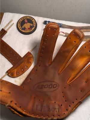 Don’t see a 13.5 inch Wilson A2000 to often……#fyp #baseball #glove #relacing #gloverelacing #a2000 @wilsonballglove 