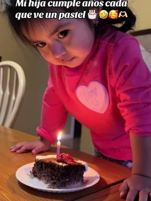 Mi hija cada que ve un pastel tiene que soplar la velita 🎂🫶🏻🥰😩 #cumple #patel #chocolate #bebe #mamaprimeriza 