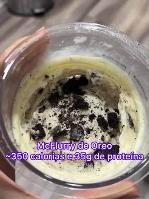 Gostou dessa receitinha??  Desculpa não ter colocado legenda, o app que eu uso ainda não tá funcionando😭 300ml de leite desnatado  1 scoop de whey (gold standard)  7g sugar free vanilla pudding mix (não sei como seria o nome no brasil)  2 Oreos (tamanho normal)  ~350 calorias, 35g de proteína, 40g de carboidrato, 6,5g de gordura  #ninjacreami #ninjacreamirecipe #receitas #receitasfit #sorvetefit 