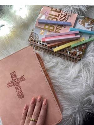 She don’t need no makeup standing on her Bible; her foundation ✋🏻🎤 #mrpenhighlighters #nobleedhighlighters #biblejournaling #theholybible #bible #aesthetic #aestheticjournaling #bibletok #kjvbible #largeprint #devotional #fasting #fastingandprayer #prayeressentials #essentials 