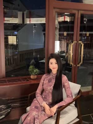 Spring collection, floral pattern purple long Qipao.  Credit to xiaohongshu:@ 100202107 #foryoupage #foryou #qipao #qipaodress #qipaobeauty #cheongsamgirls #cheongsam #cheongsamdress #fyp 