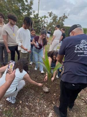 El Primer evento en la Finca ❤️😍 gracias a @CAALE por darnos el privilegio de escoger nuestra casa para un día tan lindo con jóvenes excepcionales 🙏❤️🇺🇸 #cheframoncito #cheframoncitomundial #cheframoncitomiami #cheframoncitofamily #cheframoncitofarm #cheframoncitoysusamigos 