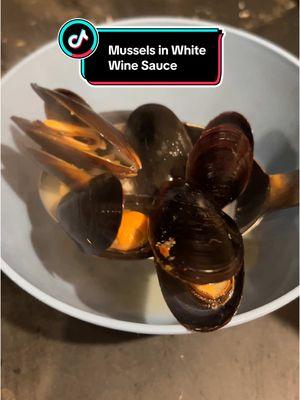 #musselsinwhitewinesauce #mussels #musselrecipes #protein #dinner #beckyoverbeckfitness #beckyoverbeck #appetizer 