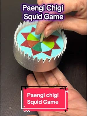 Paengi Chigi es un juego tradicional coreano, que implica girar una peonza y usar una cuerda larga. Es un juego popular en Corea es uno de los 5 mini juegos que vimos en la famosa serie del juego del calamar 2 #paengi #paengi_chigi #ddakji #squidgame #squidgame2 #gonggi #mingle #dalgona #challenge #challenge #DIY #juegodelcalamar #minglesong #tutorial 