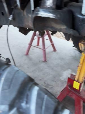 I got that new bluetooth front suspension. I got to get the app working. #vegasbuilt #ford #sematruck #fordexpedition #expeditionon40s #wethebest #anotherone #10tonjacks #clean #tiktok #milwaukee #bluetoothsuspension 