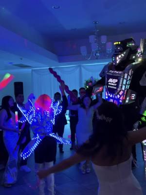 #quinceañera #showrobotled #peruanosennewyork🇵🇪🇺🇲 #matrimonio #sparky #dryice #robot #maprobot #luces #chispas #muñeca #robotdance #horalocashow #club #efectosespeciales #badbunny #horaloca #partytimewithfriendsandfamily #losmasviraleselshow 