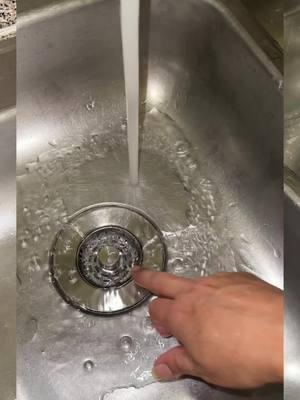 Esto es 3 en uno. Evita que se vayan alimentos y tapen las tuberías, cierra para que se acumule el agua si así lo desea pero también evita el mal olor #sink #titkokshop #kitchen #sinkdrain 