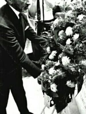 Greetings in the name of H.I.M. #HaileSelassieI 🦁🤴🏾 Haile Selassie I, placing a wreath at the grave of Dr Martin Luther King, Jr. “ An example, from which all men stand to gain and profit” 🌍⬆️ Honouring, a powerful moment in history, Haile Selassie I, paying tribute to Dr Martin Luther King, Jr. by placing a wreath at his grave. Let us remember the profound impact these visionary leaders had on the world, inspiring unity, justice and equality. The legacies continue to guide us towards a brighter future. 🙏🏽🕊️ ✊🏽🌍✨ #UnityAndLeadership #legacyofchangemakers #MartinLutherKingJunior #HaileSelassieI TeachingsOfHisMajesty #Qedamawi #Rastafari #JAHGuide #SpreadLoveLikeAVirus #RastafariJAMS #OneLove #PraiseYeJAH