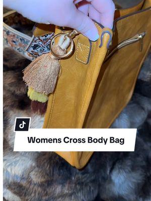 I love that the straps are comfortable and fashionable ✨💛👜 I got the yellow one but there are so many other colors to choose! 👏 I’ll pin it above for you! Run! 🏃‍♀️ #crossbodybag #bags #womenspurse #fashionablebag #bagsforwomen #womenwear 