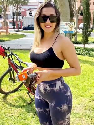 Melanie Bauer si es natural ✌🏼😊 #melaniebauer #melanibagu #sosbike #todomotorperu #melanie #modeloperuana #anfitriona #presentadora #madurita #cuerpaso #mujerfit 