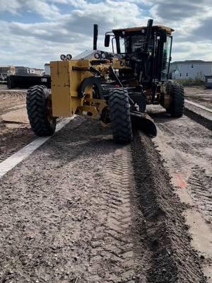 Finish grading a narrow ally way for the first time 🇺🇸 #heavyequipmentoperator #freehand #motorgrader #florida #