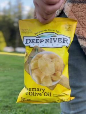 Snack time elevated! 💚 🥔 Bold Rosemary Olive Oil chips packed with savory flavor and the perfect crunch. Enjoy straight or with hummus! 🌿✨ __ #DeepRiverSnacks #BoldFlavors #RosemaryOliveOil #SavoryCrunch #OliveOilGoodness #BecauseWeGiveAChip #GlutenFreeGoodness #Kosher #PeanutFree #TreeNutFree