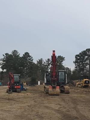 #dirtsculpting #tacotuesday #heavyequipment #traxcavator #trackloader #953k #dirtwork  #excavator #damnthecold  #bringonsummer 