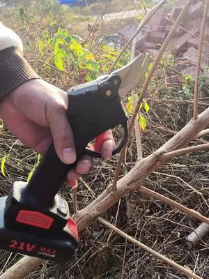 Since having this electric trimmer, the work efficiency has really improved a lot.#TikTokShop #foryou #us #shipping #electricpruningshears #tiktokgoodstuffrecommendation #landscaping #plant 