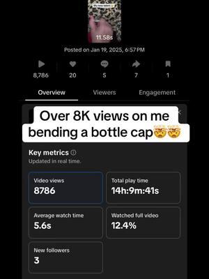 This is wild to me#monicult #bottle #bottlecap #squeeze #talent #alcohol #alc #coors #coorslight #drink #viralvideo #fyp #fypシ #fypシ゚viral #fyppppppppppppppppppppppp 