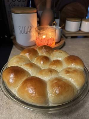 I’m in love with these remixed pani popos. I’m not really a fan of soggy buns so I don’t put a lot of liquid and it’s sooooo good. Taste like Texas Roadhouse buns but when you put the glaze on top it taste like honey buns. #panipopo #samoan 