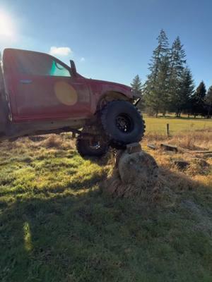 Flexin more than your jeep ever could #sastacoma #wheeler #beatnotbabied #TOYOTA #pnw #38s #fjeeps #4u 