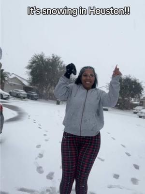 & ofc i have no gloses so my socks will do 🤣 #fyyy #blowthisupforme #snowinhouston #itssnowing #viralll 