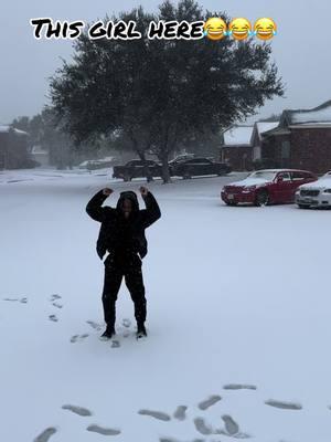 This snow is making yall show out😂😂😂 #xyzbca #snowing #snow #snowboarding #snowingintexas #snowinginhouston #fyp #fypage #viralvideo 