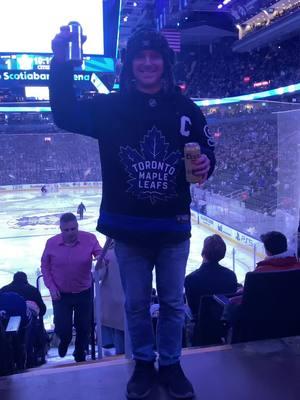 Ok is this Canadian enough for you? Beer, Hockey, Canadian song and the most polite man patiently waiting to come up the stairs 😊 #wiglehouse #cottoneyejoe #canada🇨🇦 #hockey #leafs @🧟‍♂️ɮɛǟʀɖɛɖ🌒🌕🌘ʐօʍɮɨɛ🧟‍♂️ @Alexander 