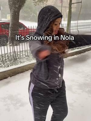 All us college students outside like we back in elementary #xavieruniversityoflouisiana #xula #snow #neworleans 