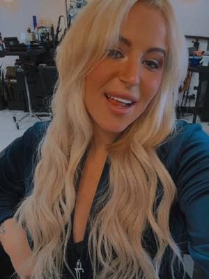 I just flipped the switch 👸🏼🥱 #blondehair #blonde #blondesdoitbetter #blondespecialist #blondeshavemorefun #newyear #fyp #transition #fyp #viralvideo #transition #transformation #beautiful #wefts #ktips #hairextensions 