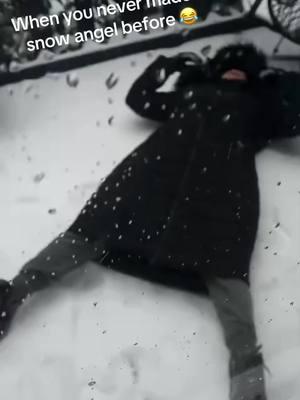 Mi mami haciendo una mariposa de nieve 🤣 #snow #snowingintexas #firstsnowangel #fyp #funnyvideo #loveyoumom 